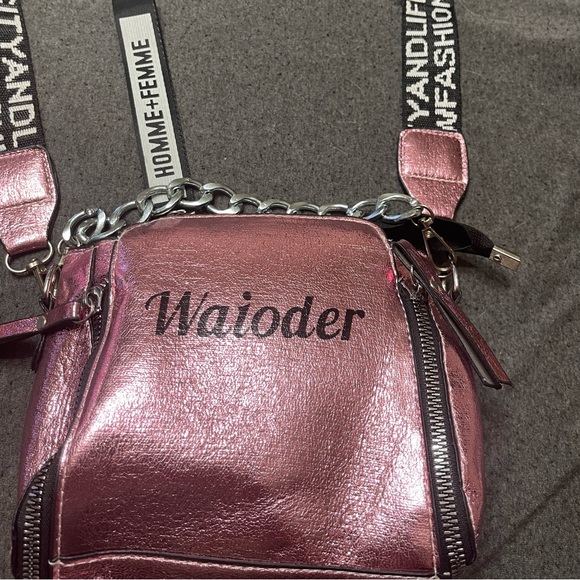 Cute metallic pink handbag/crossbody nwot never used - Picture 3 of 7